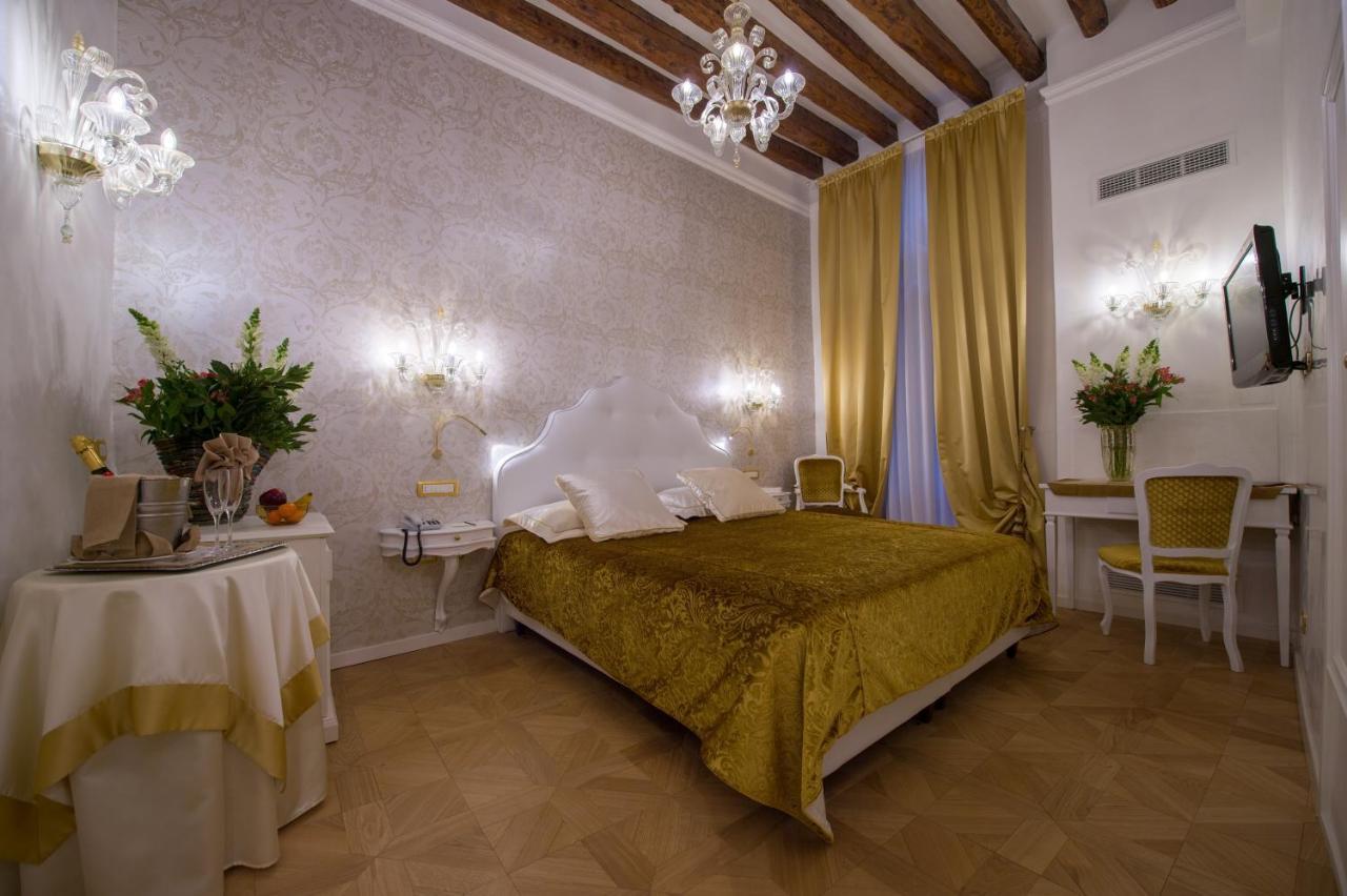 Savoia & Jolanda Venecia