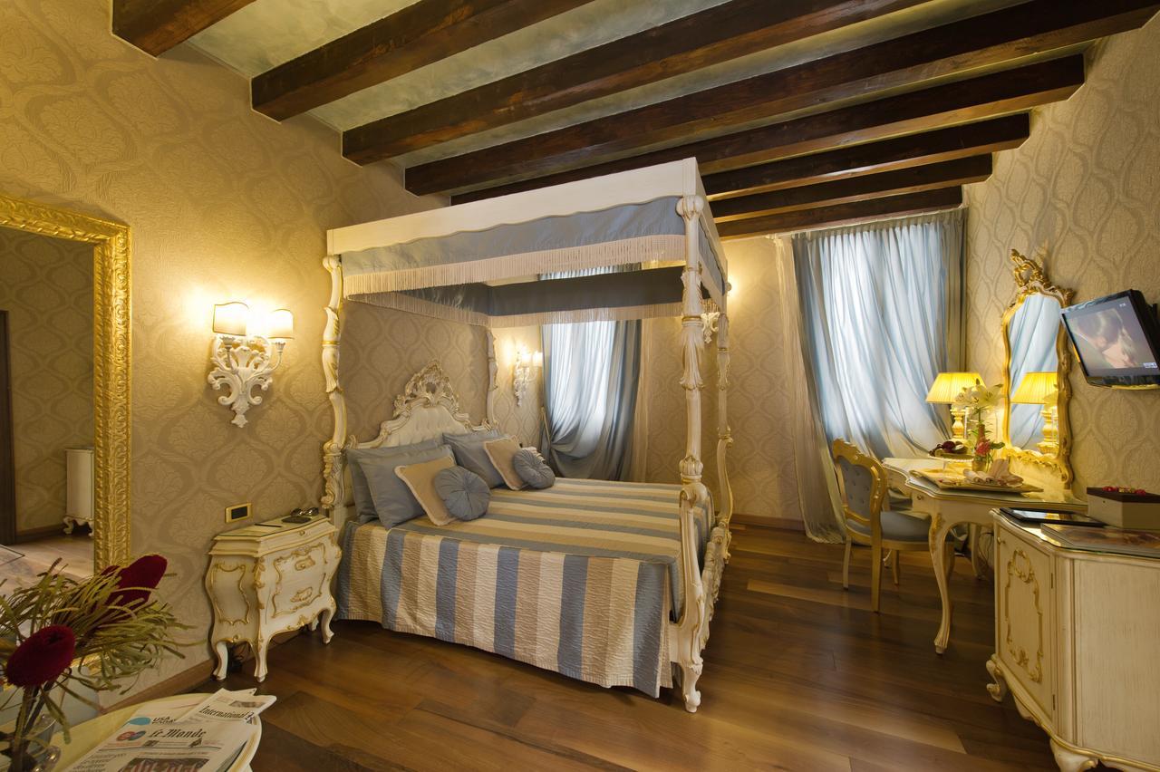 Savoia & Jolanda Venecia